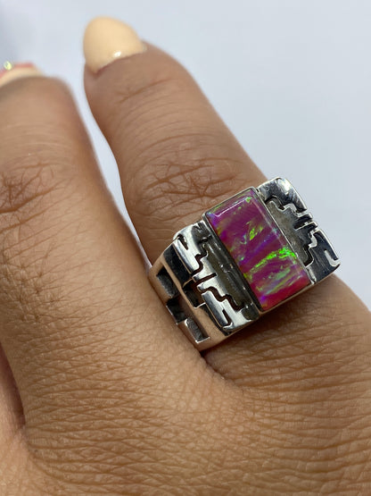 Anillo en dedo mostrando cómo cambia el color del ópalo con la luz