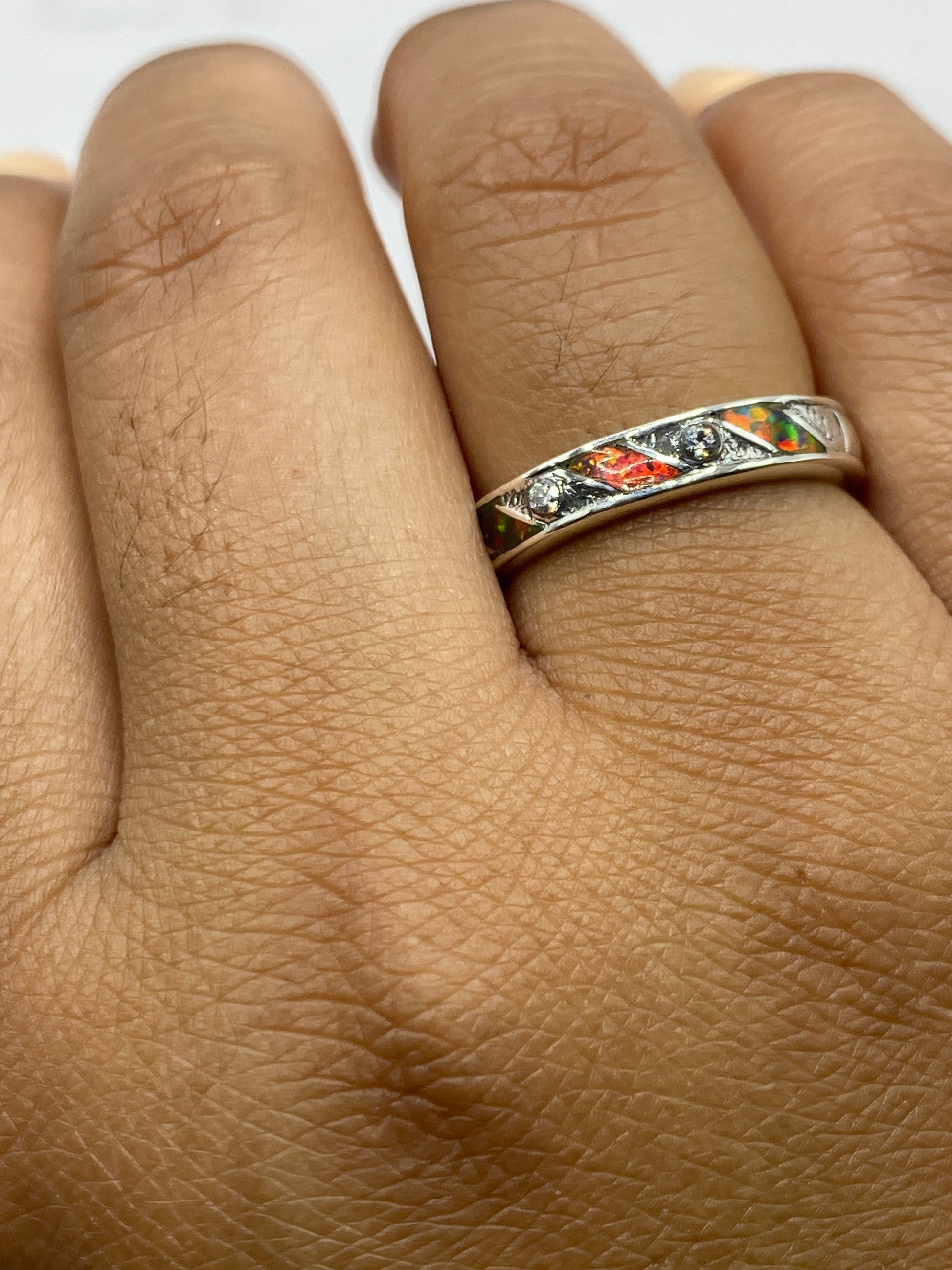 Anillo sobre fondo blanco con vistas del Quinto .950 visible en la banda