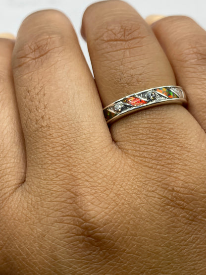Anillo sobre fondo blanco con vistas del Quinto .950 visible en la banda