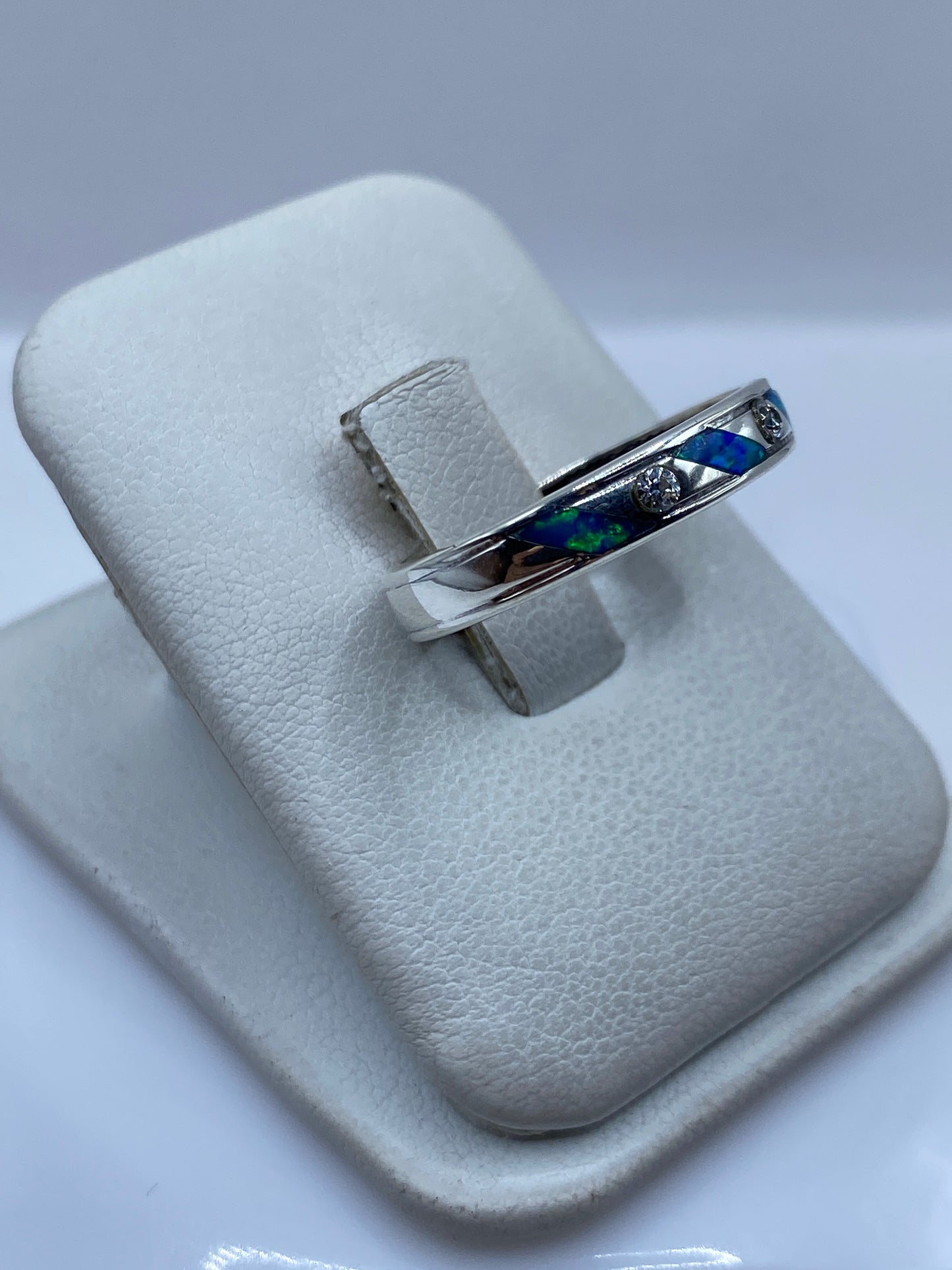 Detalle del engaste a mano del Ópalo de Fuego en la banda de plata pura