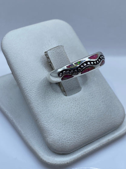 Detalle lateral del anillo mostrando el engaste minimalista y la pureza de la plata .950