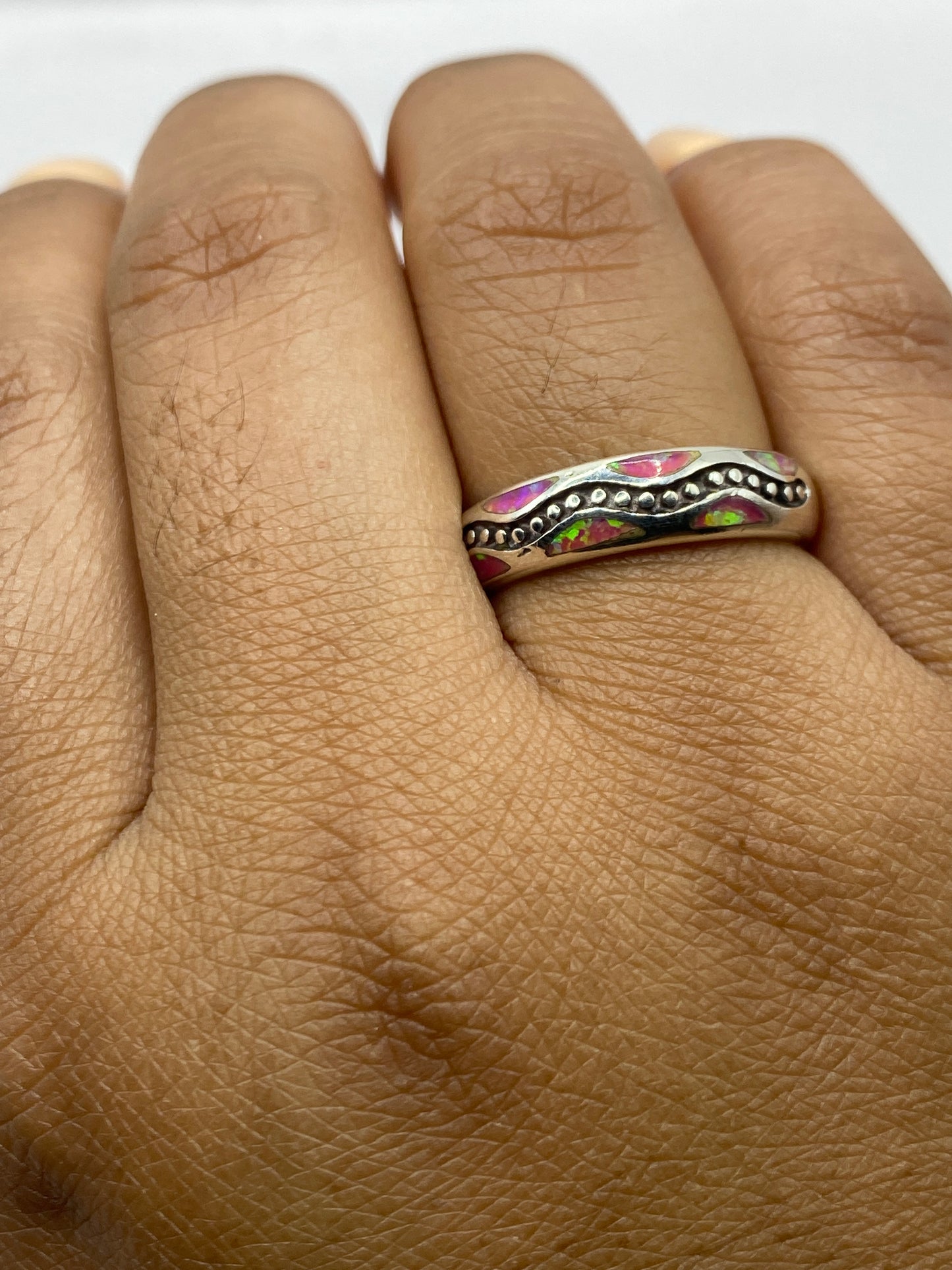 Anillo en el dedo mostrando cómo refleja y cambia el color del ópalo