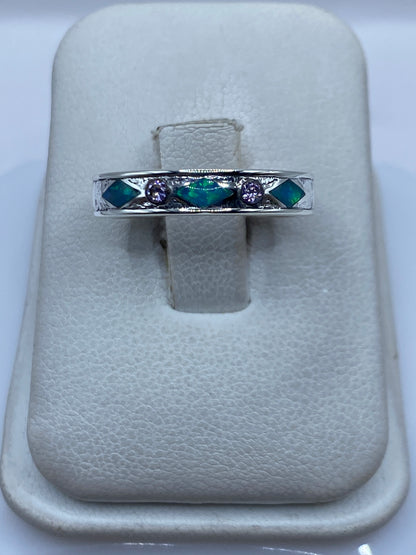 Anillo de plata .950 con ópalo de fuego azul cielo, vista frontal en estuche