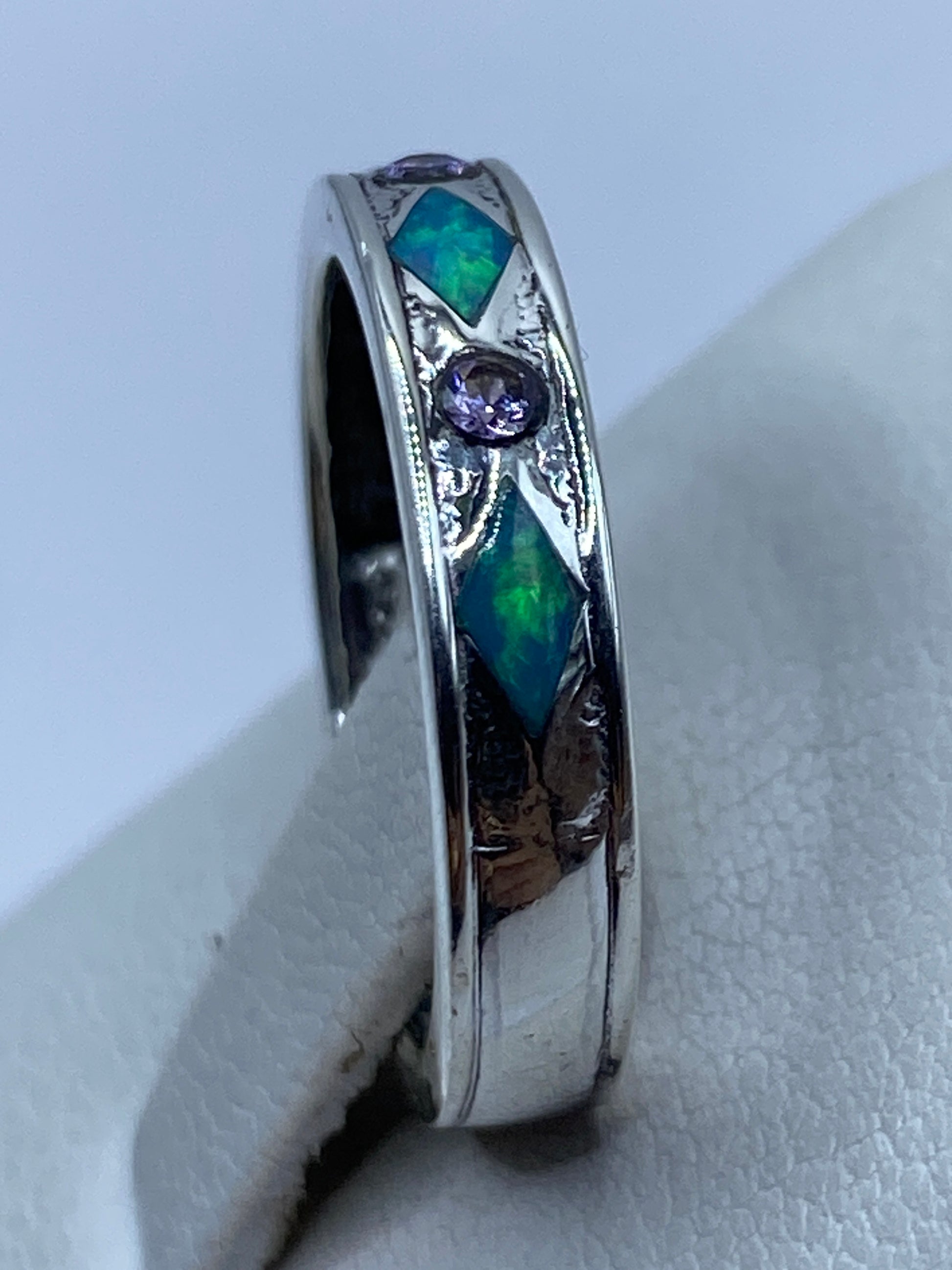 Anillo en el dedo mostrando el brillo y la iridiscencia del ópalo