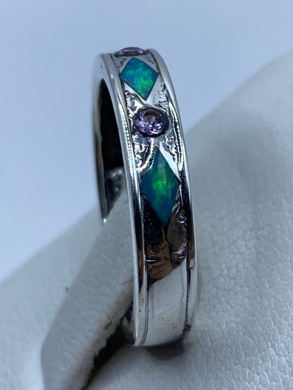 Anillo en el dedo mostrando el brillo y la iridiscencia del ópalo