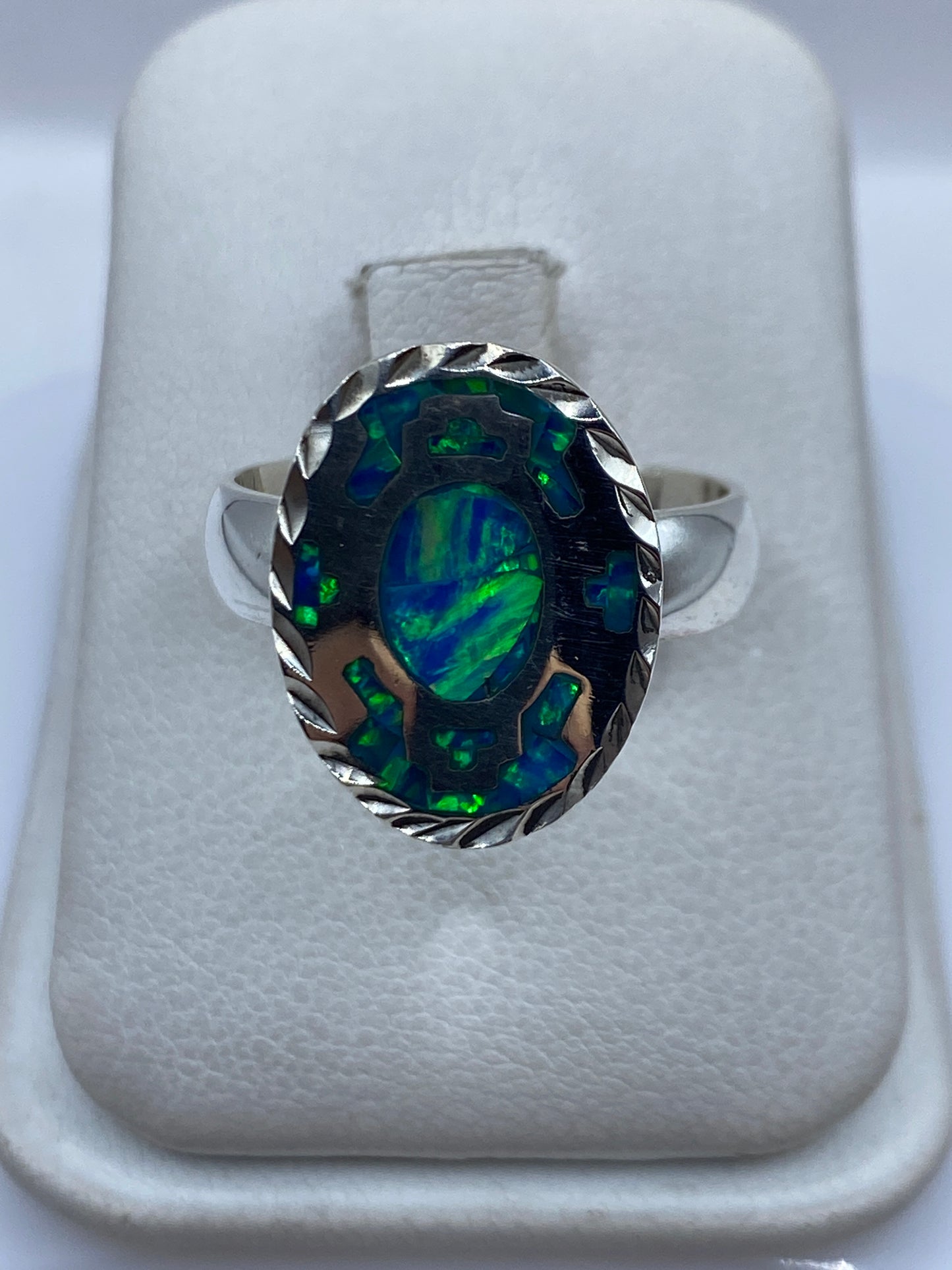 Anillo de plata .950 con ópalo de fuego azul en estuche blanco, vista frontal