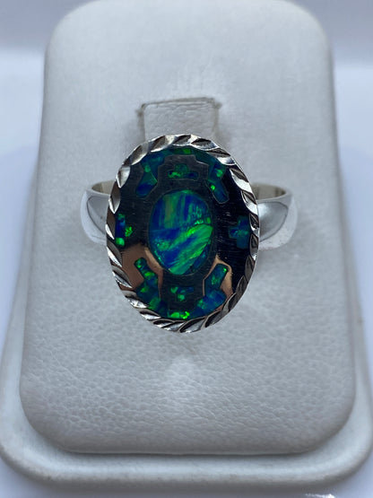 Anillo de plata .950 con ópalo de fuego azul en estuche blanco, vista frontal