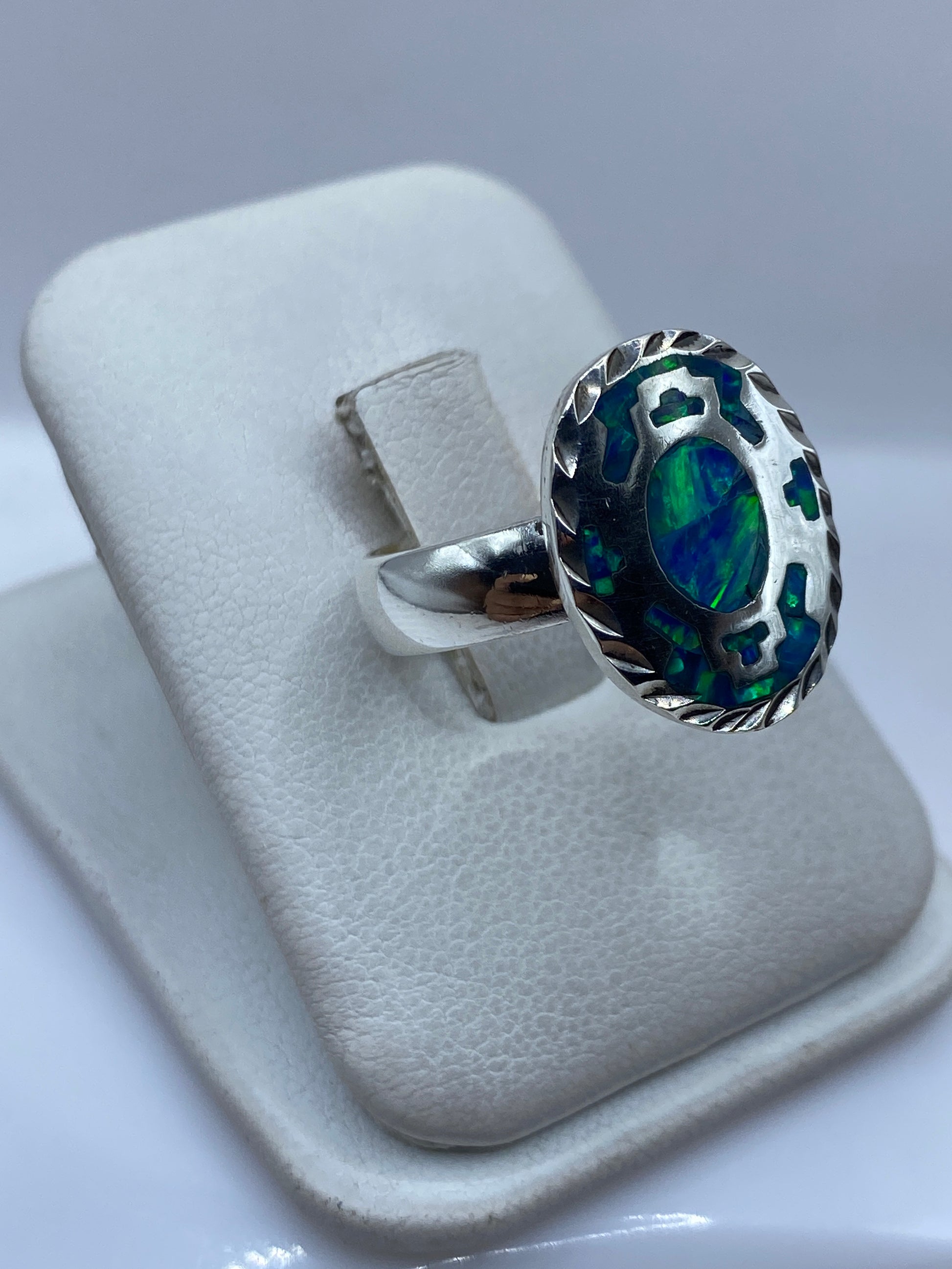 Ópalo de fuego azul engastado en plata, detalle del juego de colores y la iridiscencia