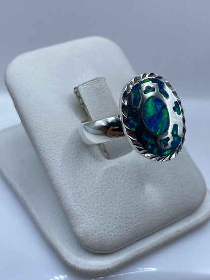Ópalo de fuego azul engastado en plata, detalle del juego de colores y la iridiscencia