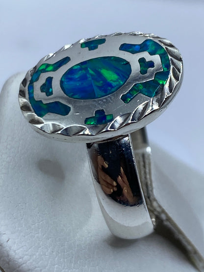 Anillo en dedo de mujer mostrando el brillo y los reflejos del ópalo natural