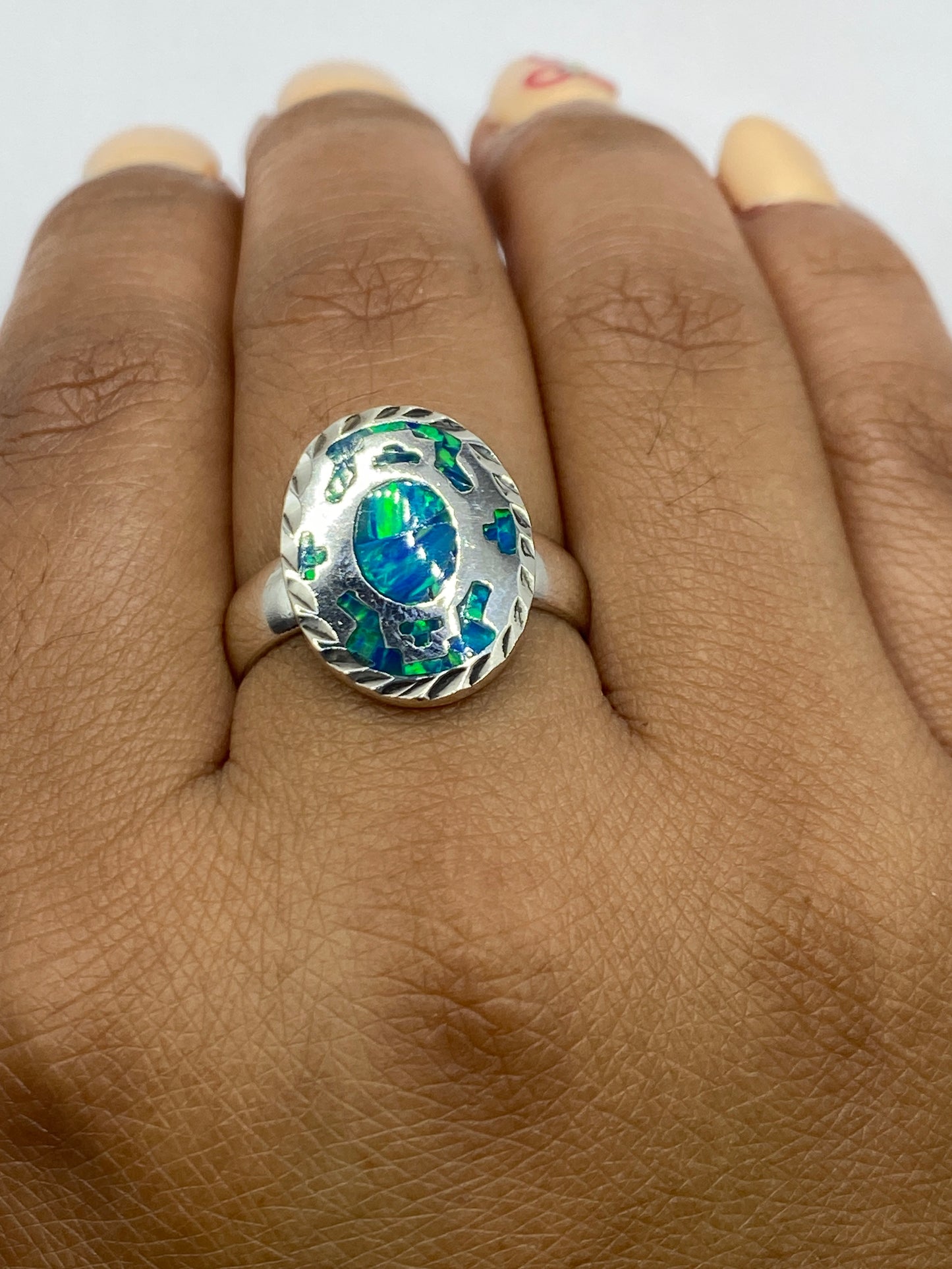 Vista de perfil del anillo de plata .950 con el Quinto certificado en la banda