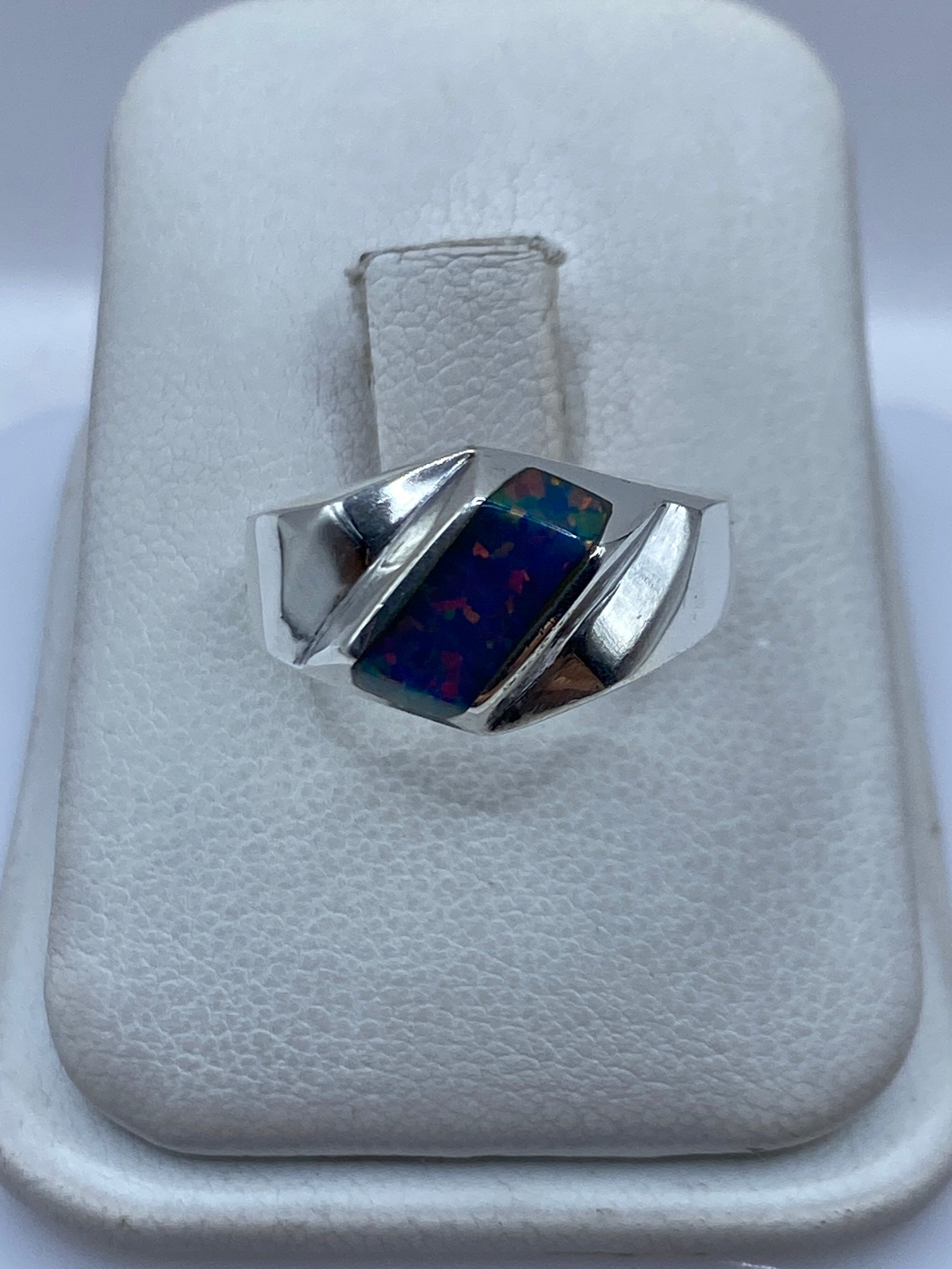 Anillo de plata .950 con ópalo de fuego multicolor engastado en diseño geométrico moderno