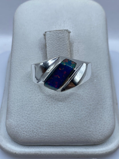 Anillo de plata .950 con ópalo de fuego multicolor engastado en diseño geométrico moderno