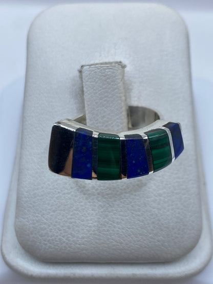 Anillo de plata .925 con malaquita verde engastada, visto de frente