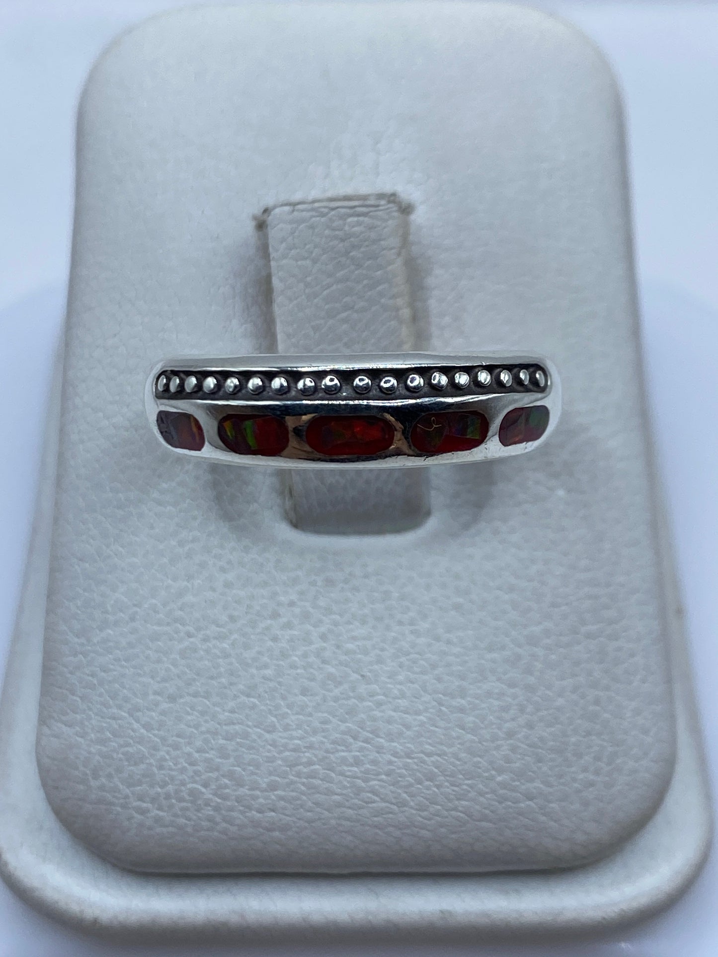 Anillo de plata .950 con ópalo de fuego multicolor engastado, visto desde arriba