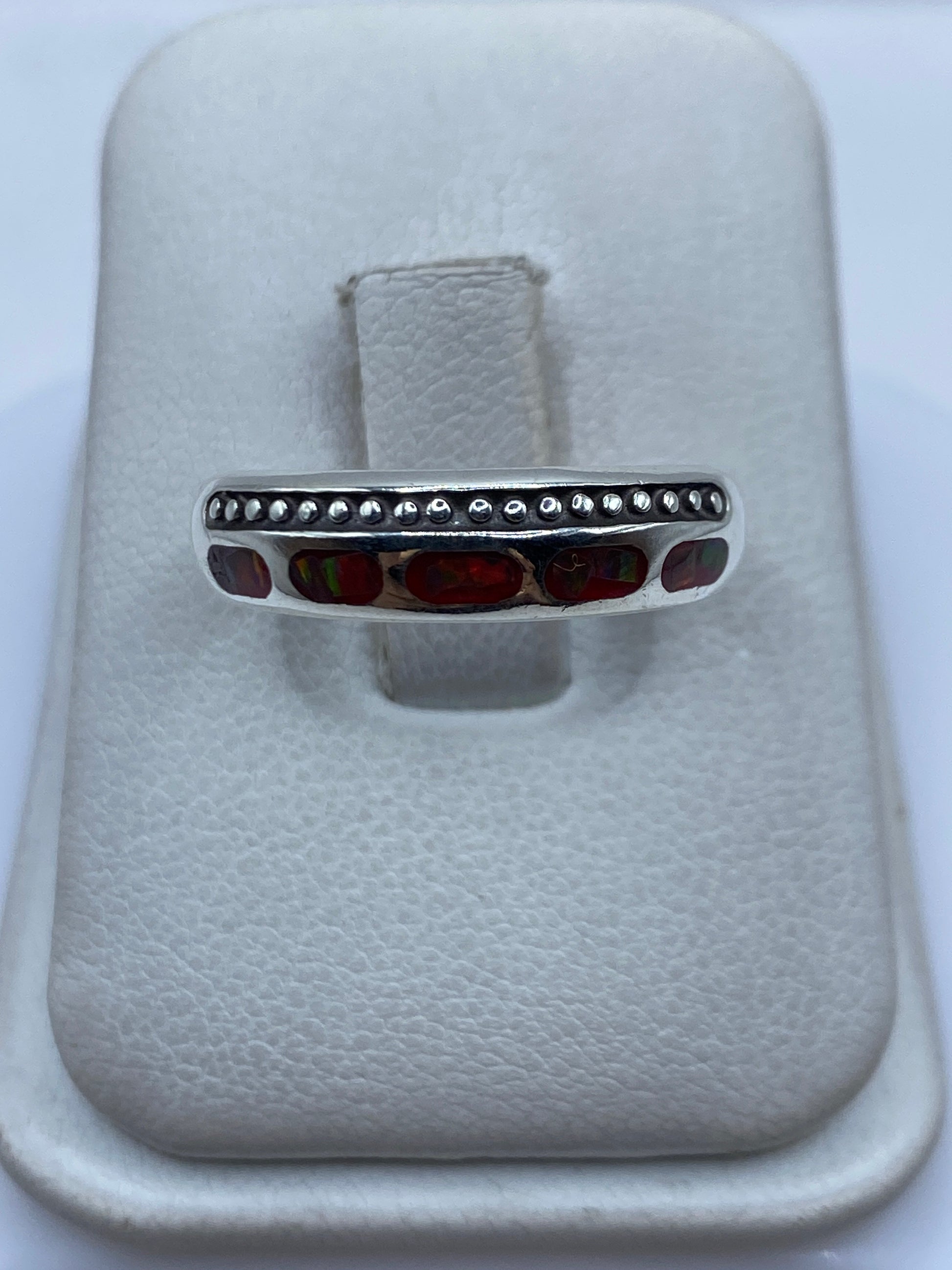 Anillo de plata .950 con ópalo de fuego multicolor engastado, visto desde arriba