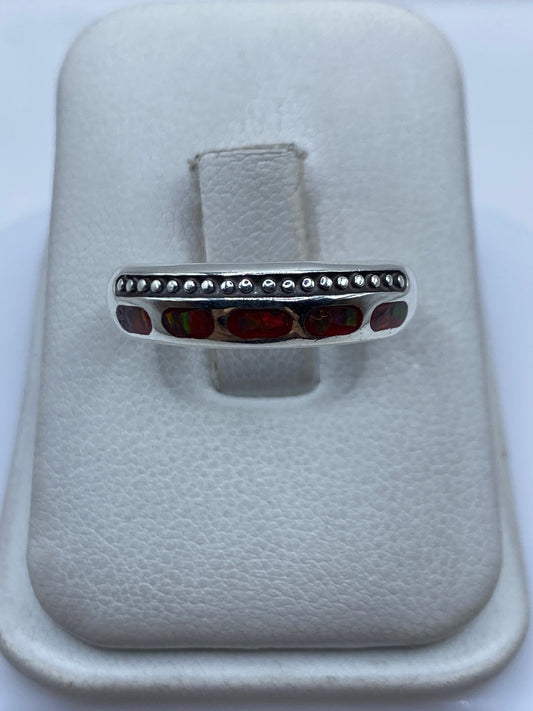 Anillo de plata .950 con ópalo de fuego multicolor engastado, visto desde arriba