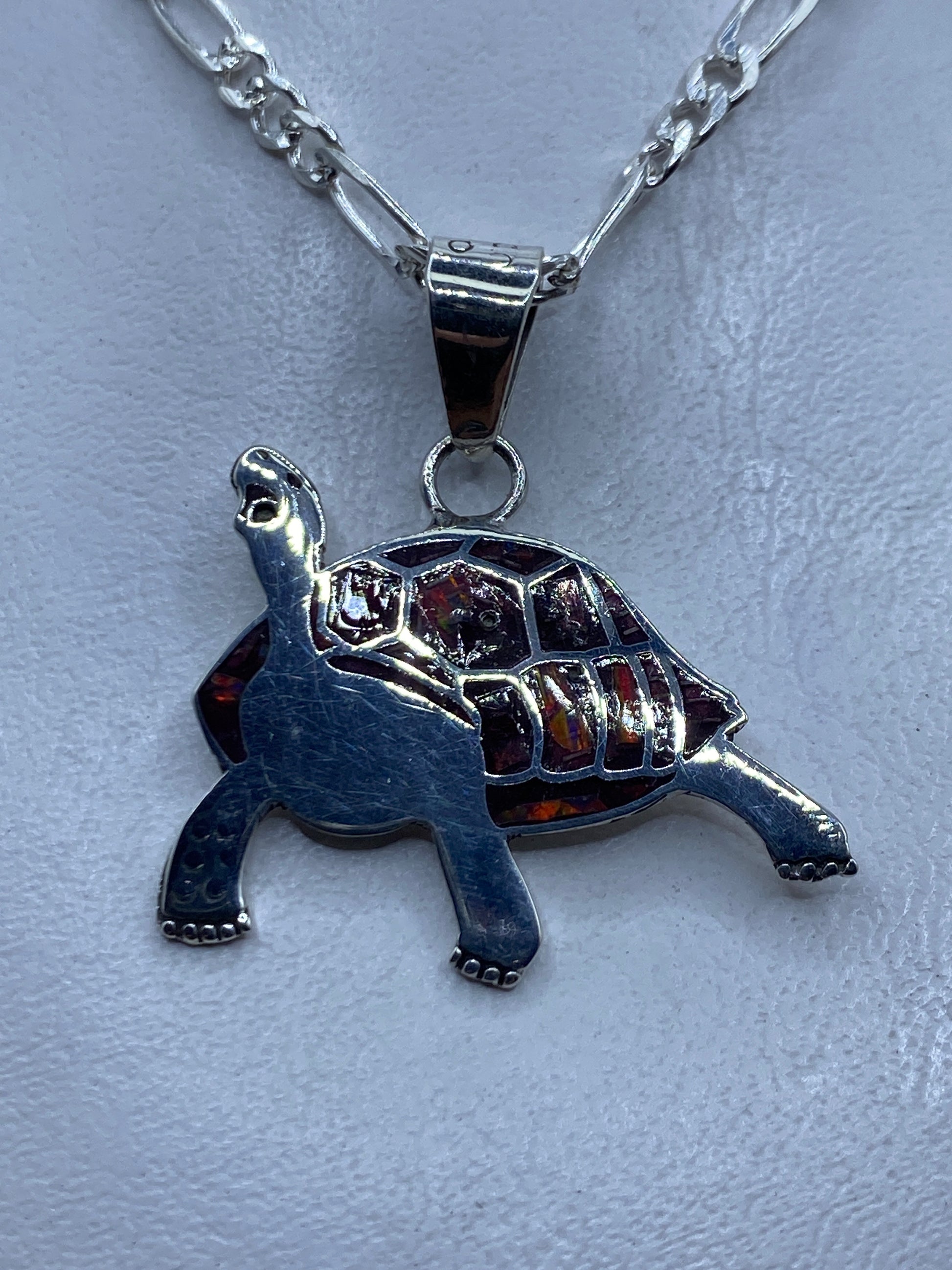 Dije tortuga de plata .950 con ópalo de fuego incrustado, rojo anaranjado, 4.4 cm