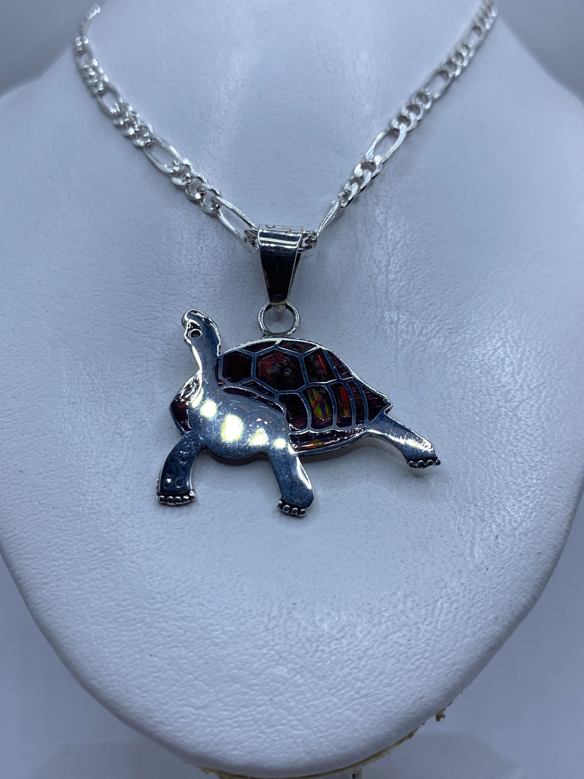 Detalle de la incrustación de ópalo de fuego en la concha de la tortuga