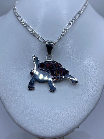 Detalle de la incrustación de ópalo de fuego en la concha de la tortuga
