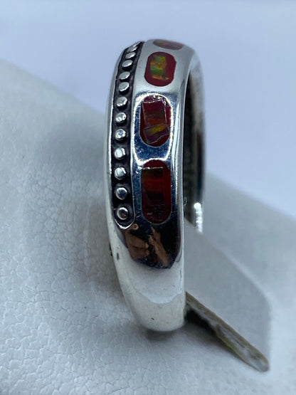 Anillo puesto en dedo mostrando cómo el ópalo refleja la luz natural