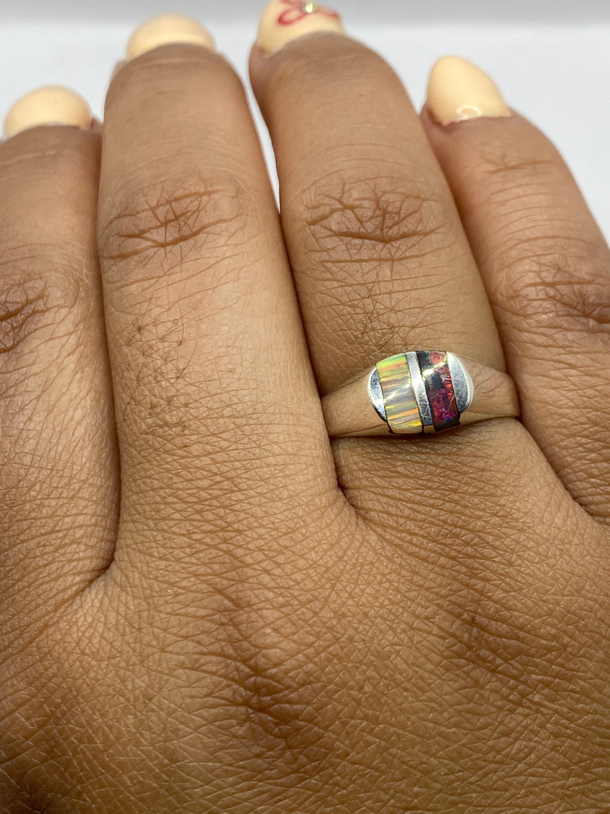 Anillo sobre fondo blanco con el Quinto .925 visible en el interior