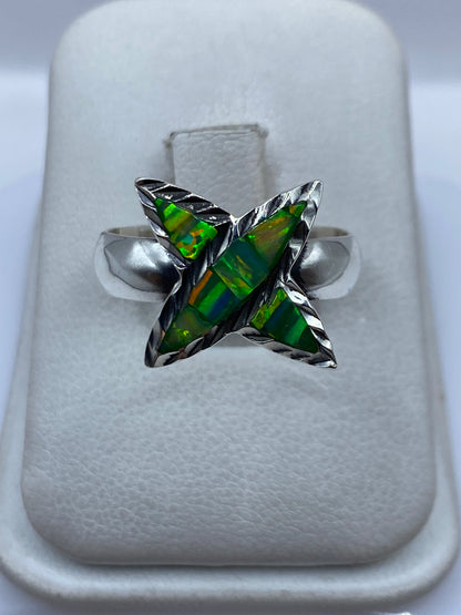 Anillo de plata con opalo de fuego verde limon en caja de presentacion blanca
