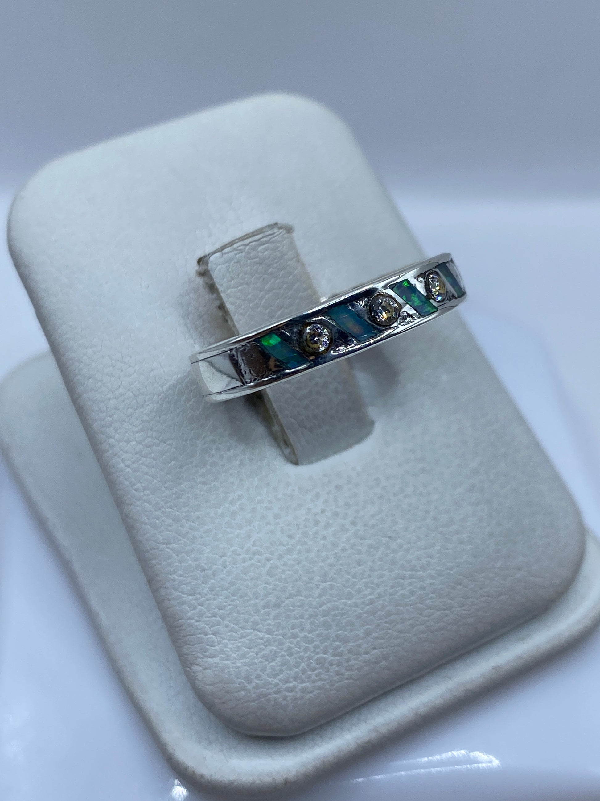 Vista frontal del anillo unisex mostrando el detalle del Ópal de Fuego brillante