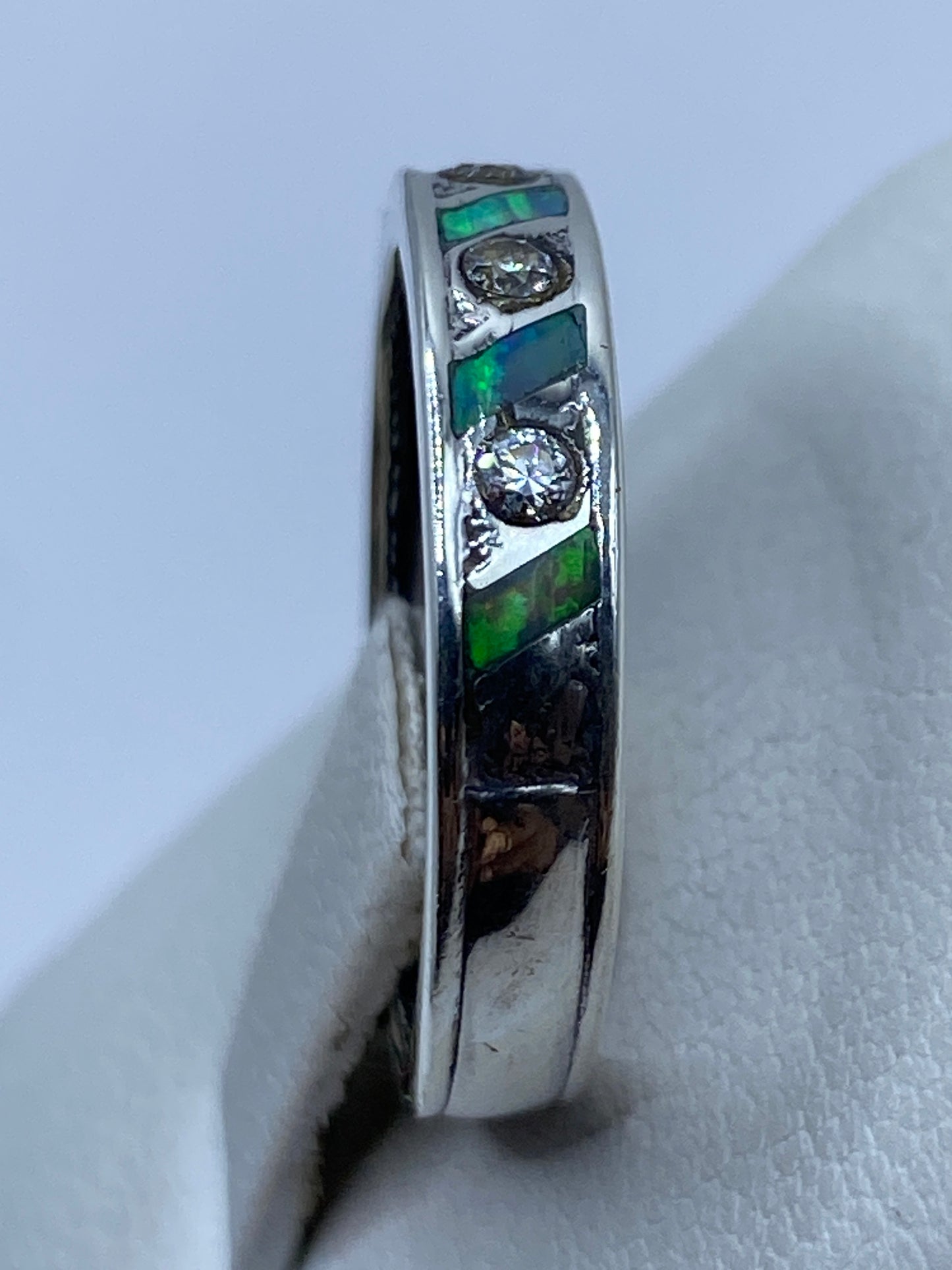 Perfil lateral del anillo de plata .950 con engaste a mano del Ópal