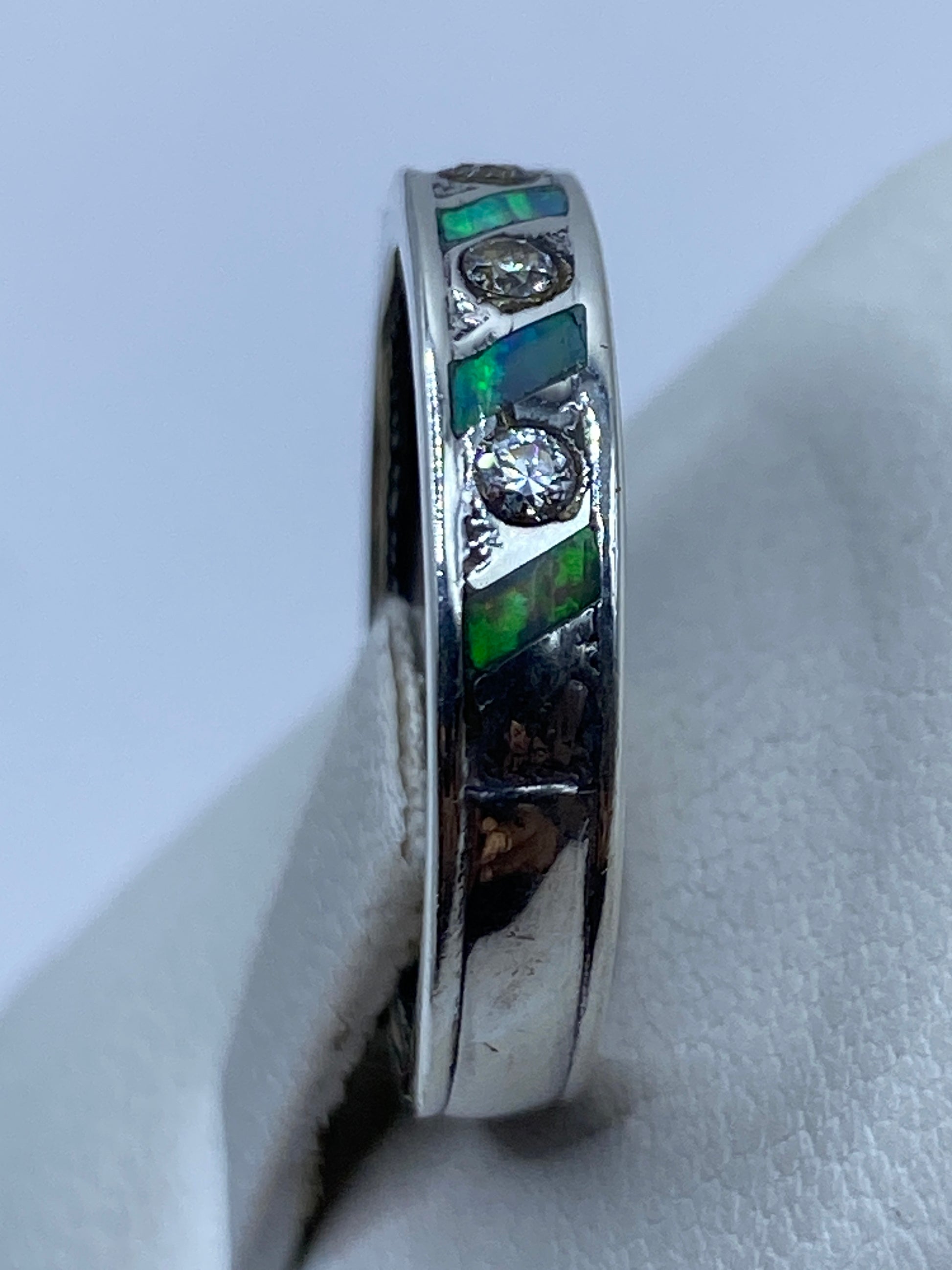 Perfil lateral del anillo de plata .950 con engaste a mano del Ópal