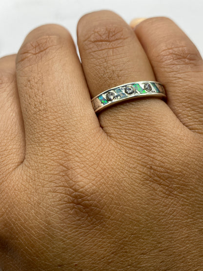 Anillo sobre fondo blanco exhibiendo el Quinto .950 en el interior