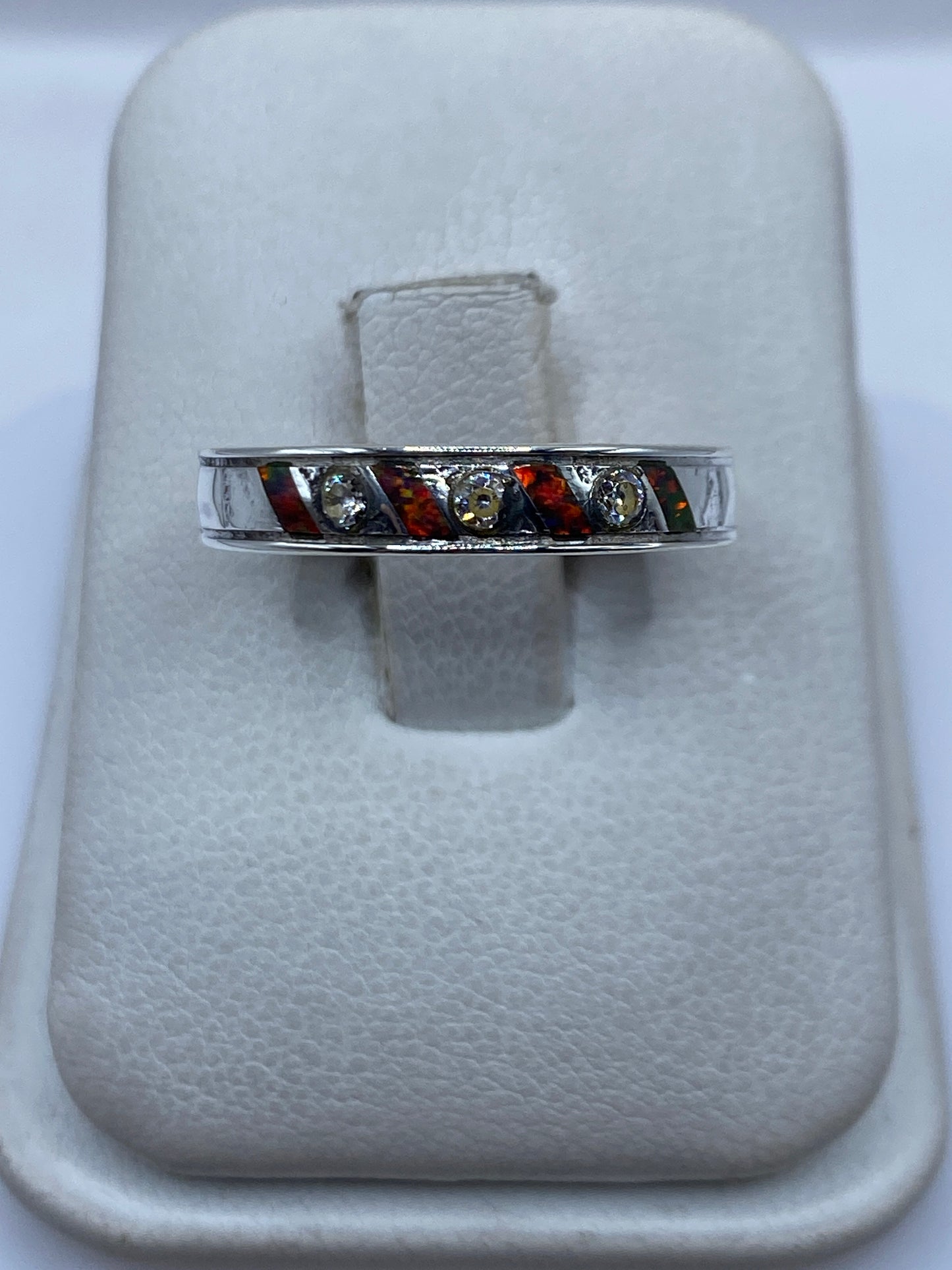 Anillo de plata .950 con ópalo de fuego multicolor en estuche blanco