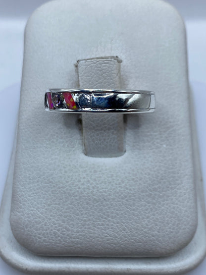 Anillo de plata .950 con ópalo de fuego rosa engastado a mano en joyero blanco