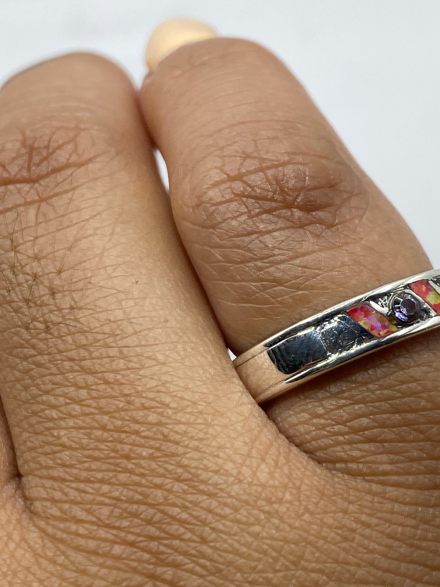 Anillo de plata .950 puesto en la mano mostrando el brillo del ópalo