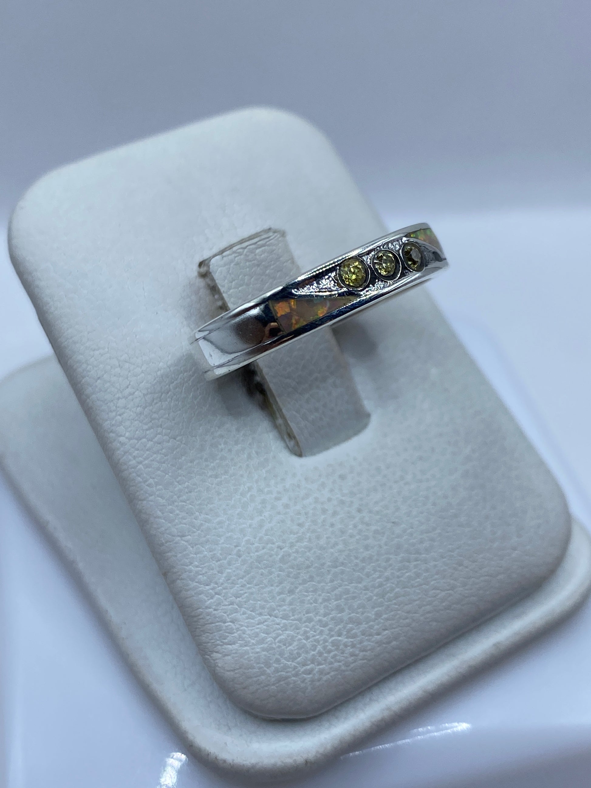 Vista lateral del anillo de plata con engaste de ópalo de fuego en talla 7