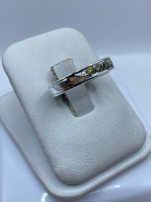 Vista lateral del anillo de plata con engaste de ópalo de fuego en talla 7