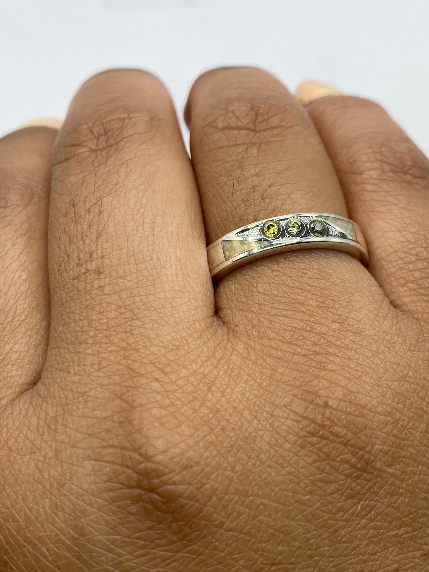 Anillo sobre fondo blanco con Quinto .950 visible en el interior
