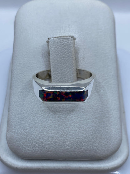 Anillo de plata .925 con ópalo de fuego multicolor en talla 6, mostrando el engaste frontal