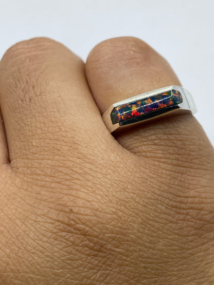 Anillo en la mano mostrando los colores cambiantes del ópalo de fuego bajo la luz