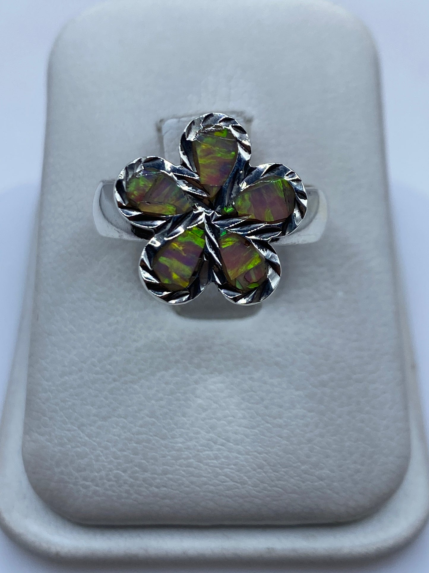 Anillo de plata .950 con cinco pétalos de ópalo de fuego, colores verde, amarillo y púrpura en la palma de la mano