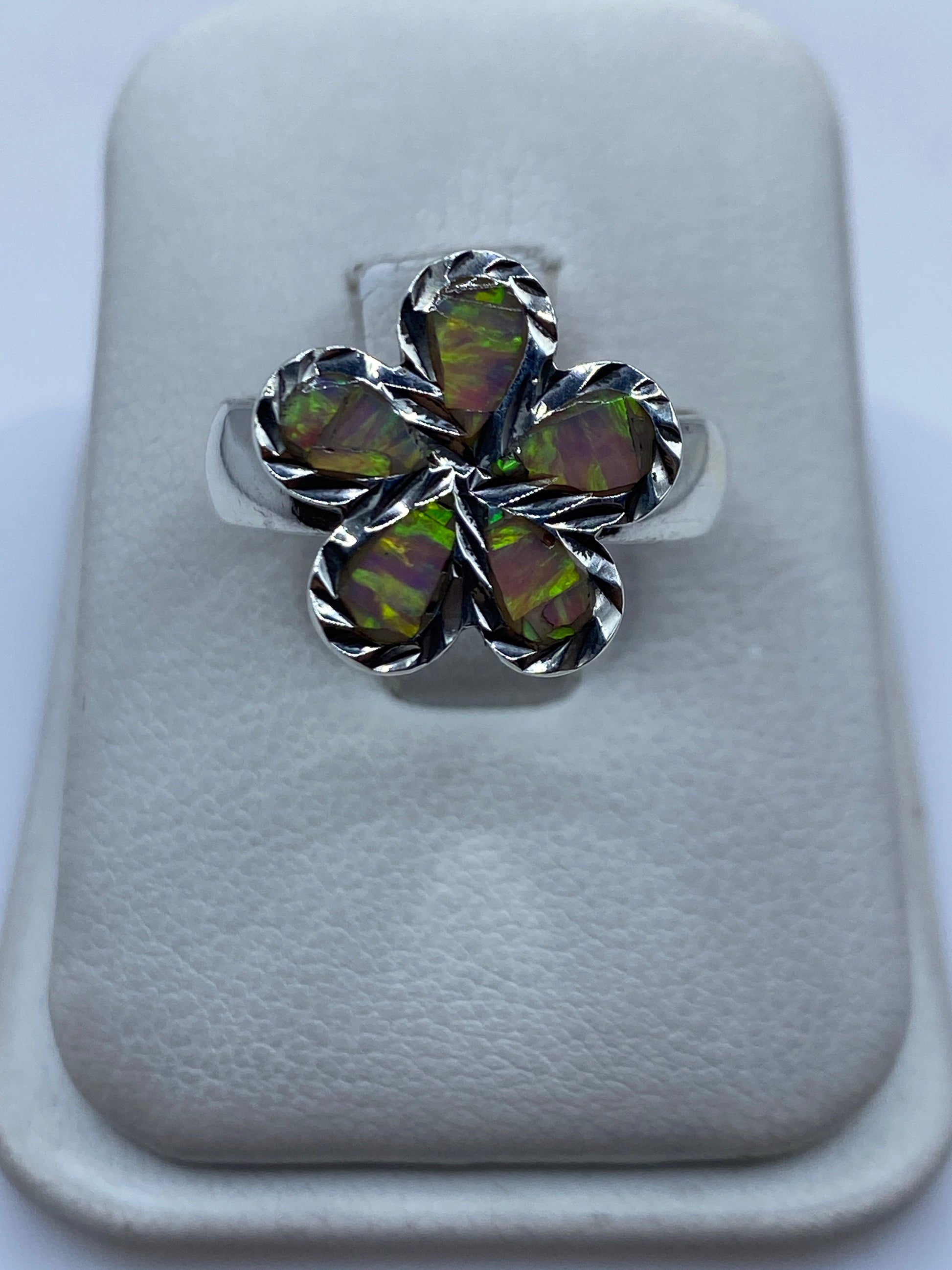 Anillo de plata .950 con cinco pétalos de ópalo de fuego, colores verde, amarillo y púrpura en la palma de la mano