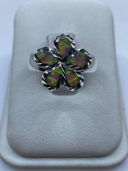 Anillo de plata .950 con cinco pétalos de ópalo de fuego, colores verde, amarillo y púrpura en la palma de la mano