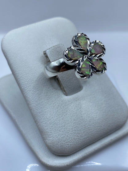 Vista lateral del anillo floral con ópalo de fuego mostrando el engaste a mano en plata .950