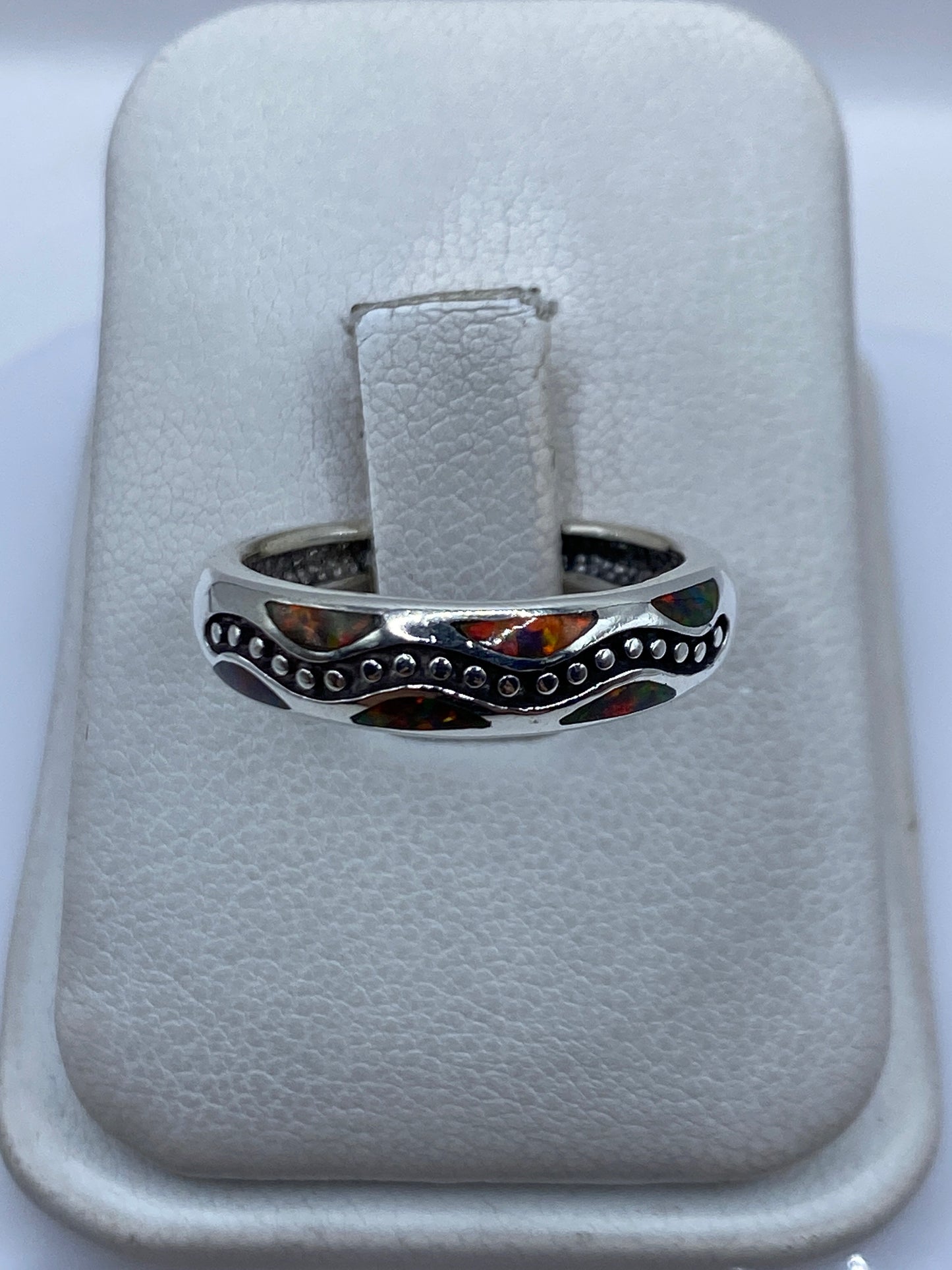 Anillo de plata .950 con ópalo de fuego multicolor, vista frontal