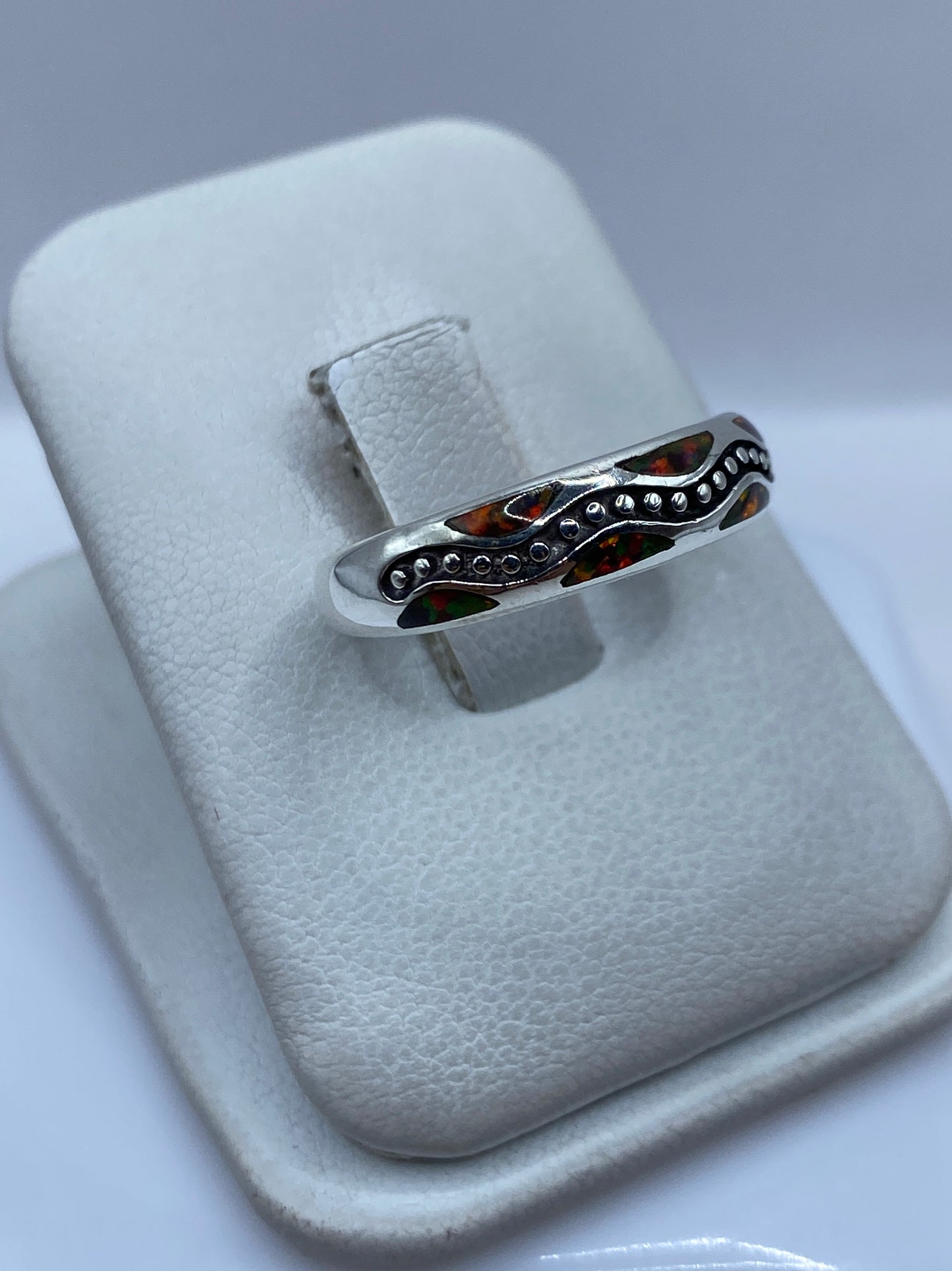 Anillo en plata .950 con ópalo de fuego, mostrando los destellos rojo y verde de la piedra