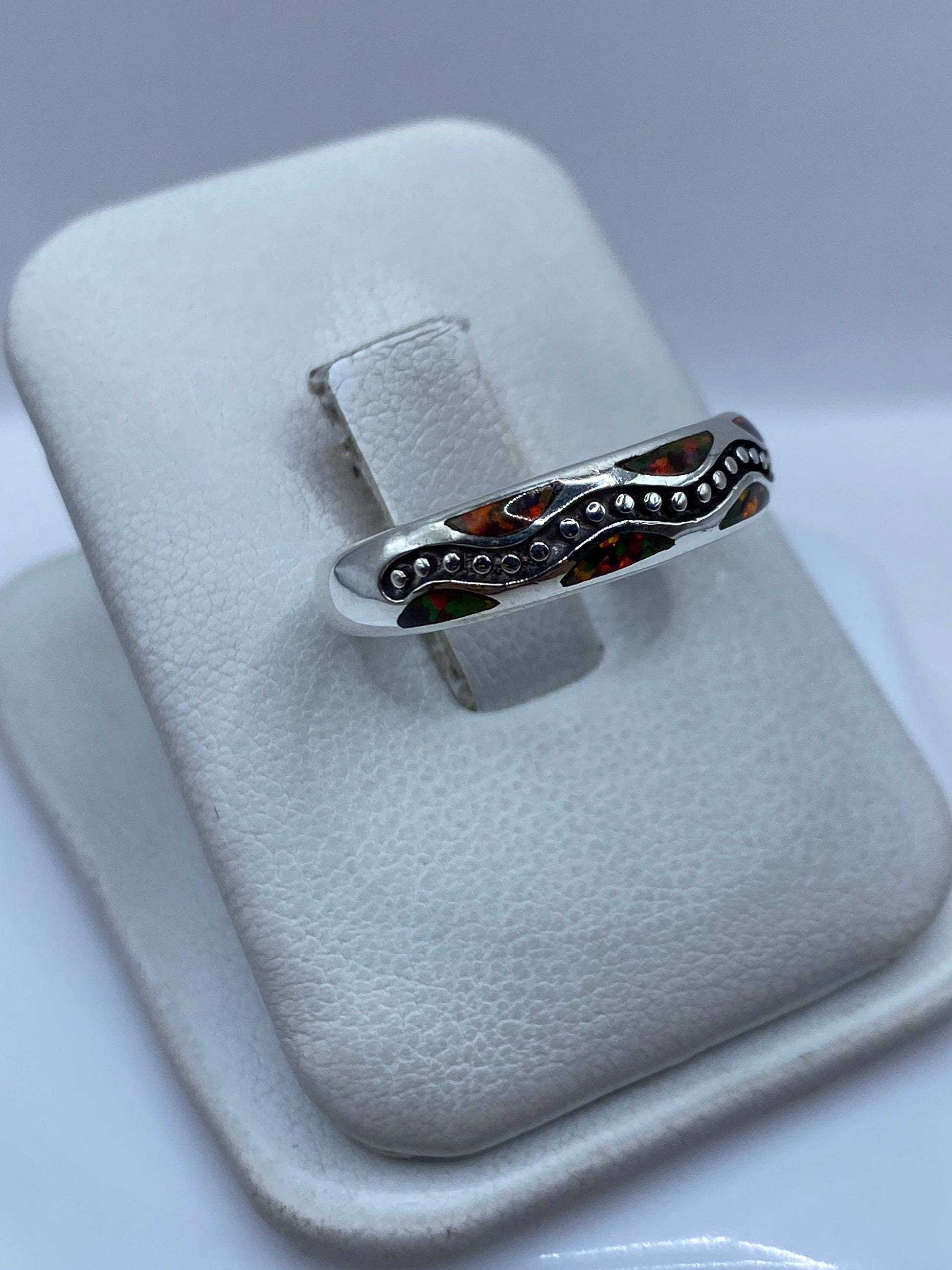 Anillo en plata .950 con ópalo de fuego, mostrando los destellos rojo y verde de la piedra