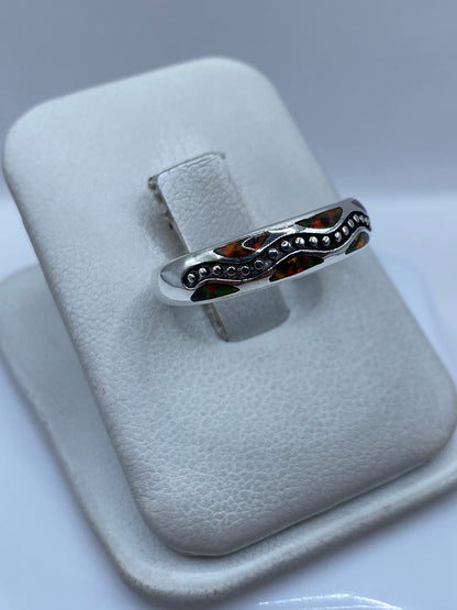 Anillo en plata .950 con ópalo de fuego, mostrando los destellos rojo y verde de la piedra