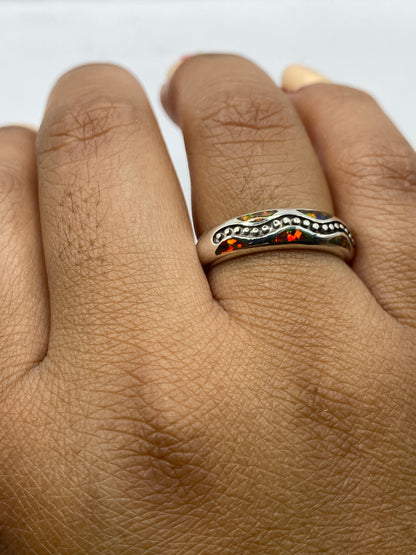 Anillo de plata .950 en la mano, luciendo el fuego del ópalo