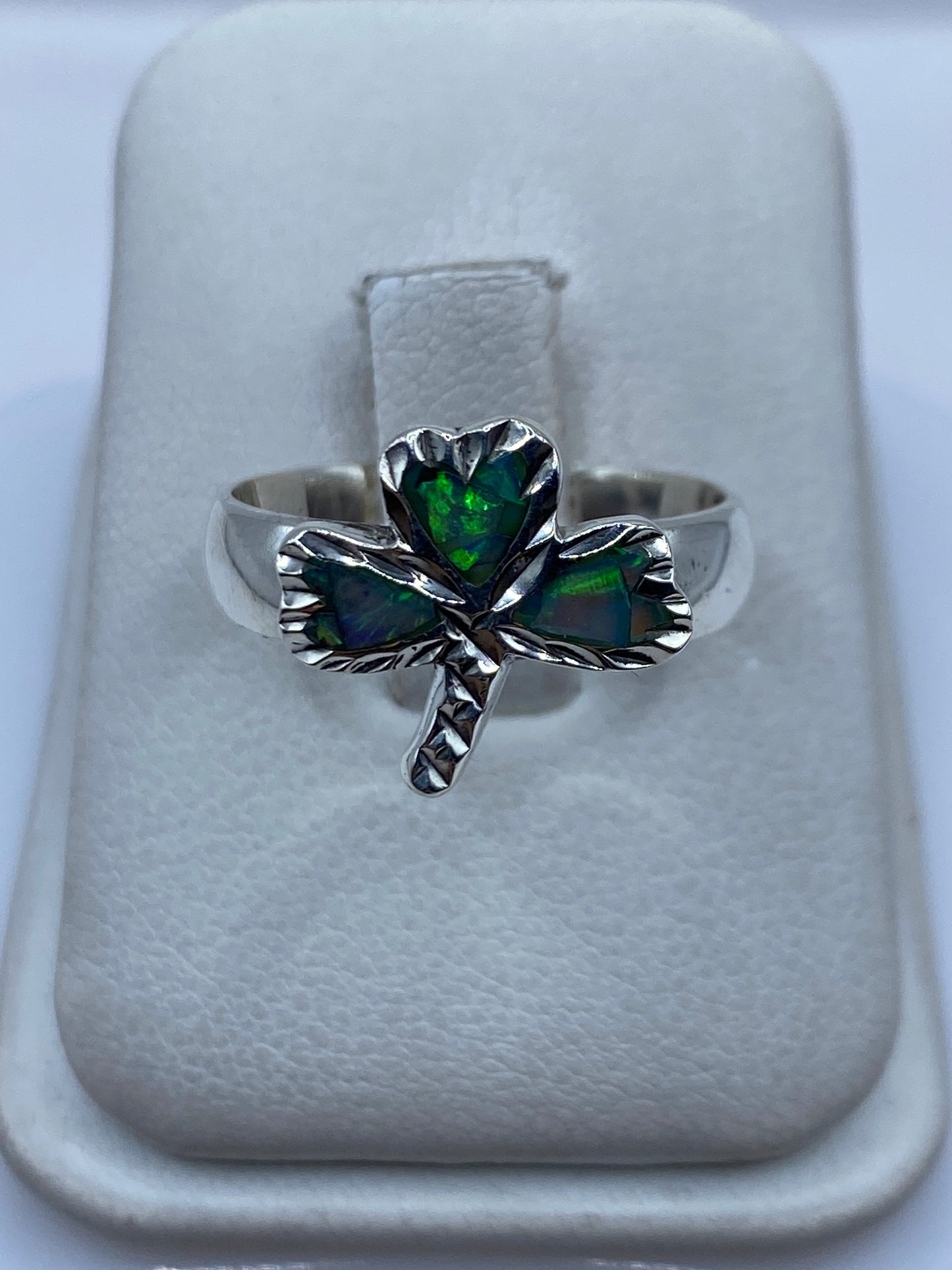Anillo de plata .950 con diseño floral y ópalo de fuego iridiscente en verde y azul