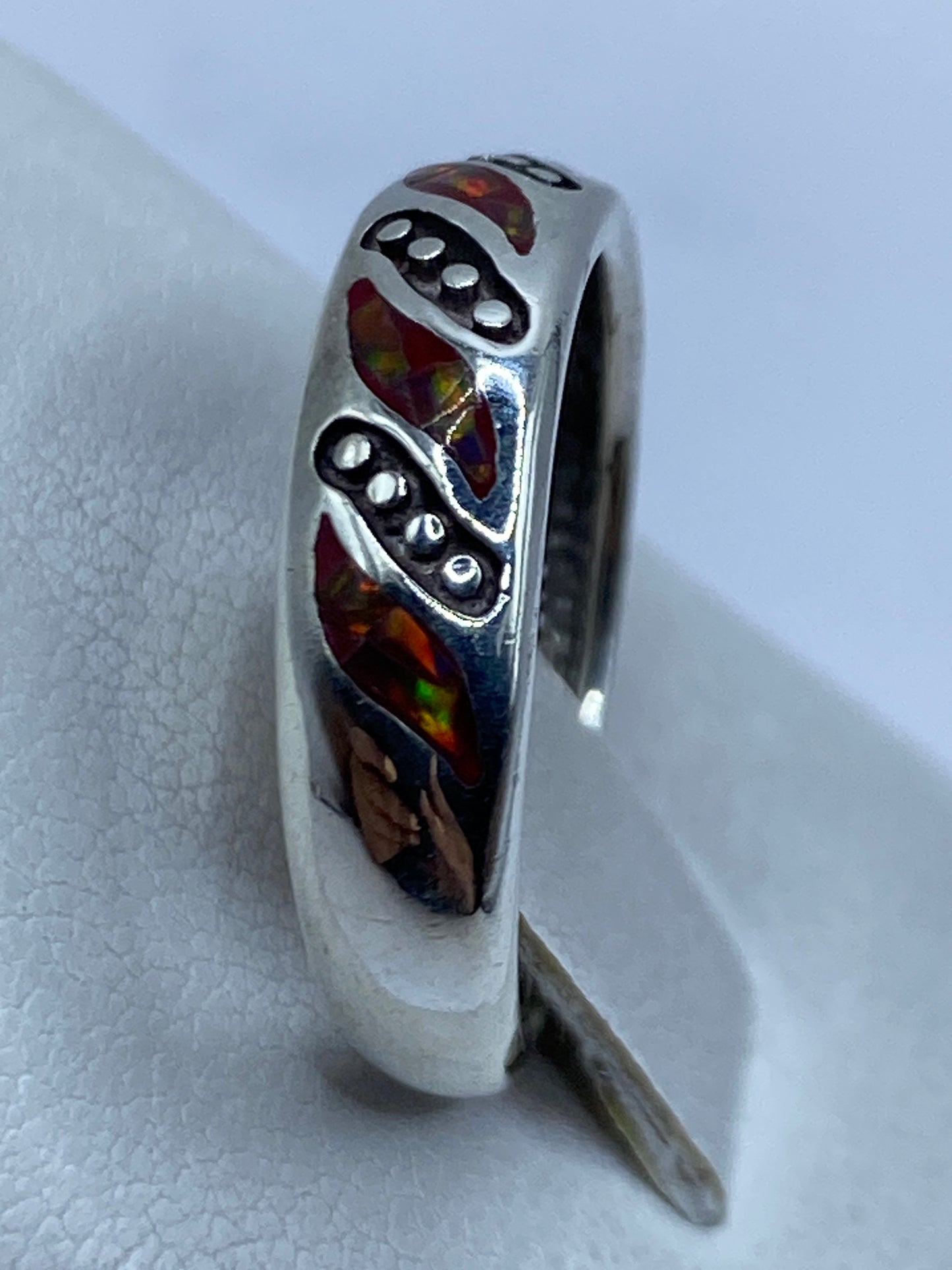 Anillo unisex de plata .950 visto desde el lateral, con el ópalo captando la luz